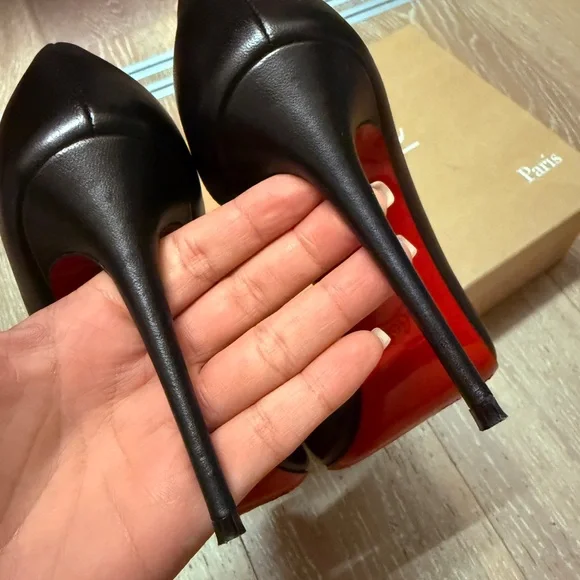 Christian Louboutin IRIZA 100 NAPPA Black Stiletto Heels Timeless Elegance - Picture 4 of 5